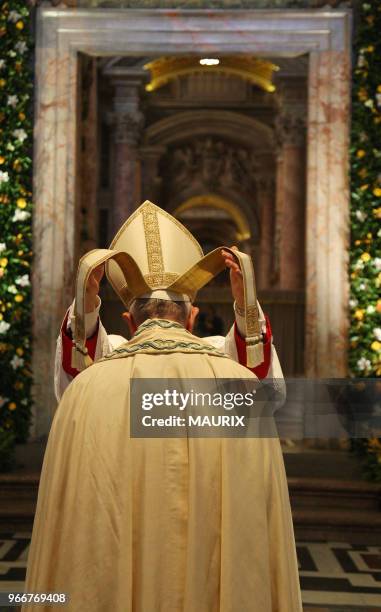 Le pape François ferme la Porte Sainte de la basilique Saint Pierre au Vatican le 20 Novembre 2016 avant de célébrer la messe conclusive du jubilé...