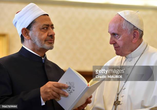 Le pape François a reçu le grand imam d?Al-Azhar, Ahmed Al-Tayeb au Vatican lors d?une rencontre historique le 23 Mai 2016. Cette rencontre entre...