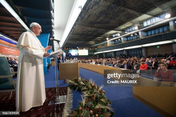 Le reine Letizia d'Espagne, à droite, écoute le discours du pape François à l?occasion de la seconde conférence internationale sur l?alimentation le...