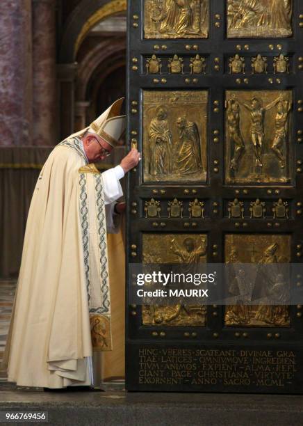 Le pape François ferme la Porte Sainte de la basilique Saint Pierre au Vatican le 20 Novembre 2016 avant de célébrer la messe conclusive du jubilé...