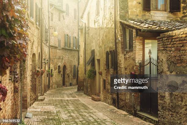 strada in un centro storico della toscana - village foto e immagini stock