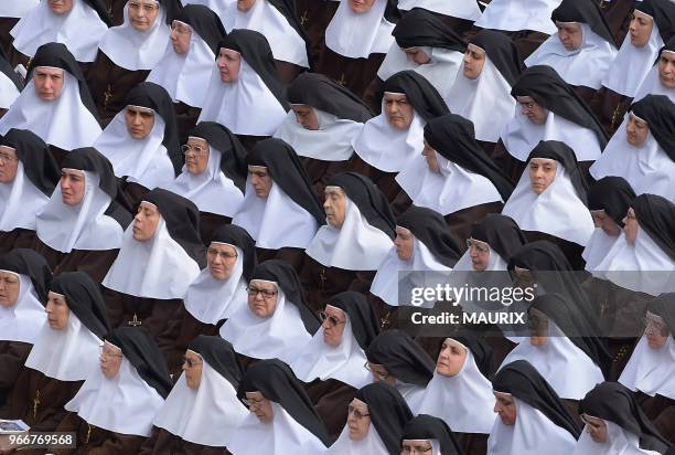 Des soeurs carmélites assistent à la cérémonie de canonisation le 18 octobre 2015 place Saint Pierre au Vatican de quatre nouveaux Saints, dont un...