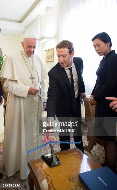 Le pape François a reçu le fondateur et CEO de Facebook Mark Zuckerberg et son épouse Priscilla Chan le 29 aout 2016 au Vatican. Ils ont discuté des...
