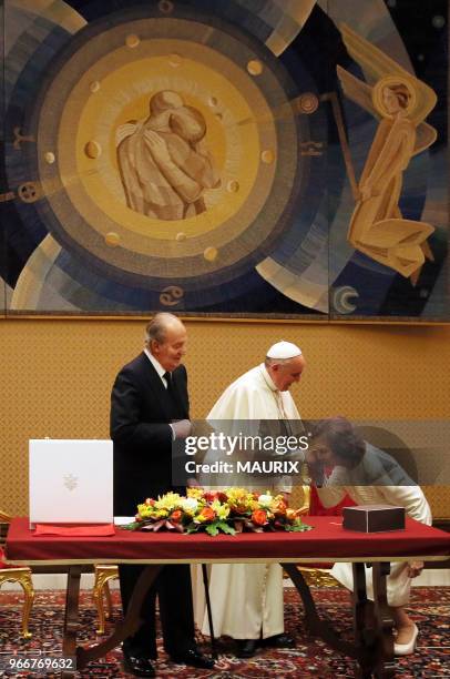 Le pape Francois a reçu en audience privée le roi Juan Carlos et la reine Sofia d'Espagne le 28 avril 2014 au Vatican.