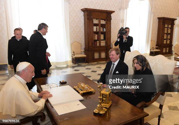Le pape François a reçu au Vatican le roi Willem-Alexander et la reine Maxima des Pays-Bas le 22 juin 2017.