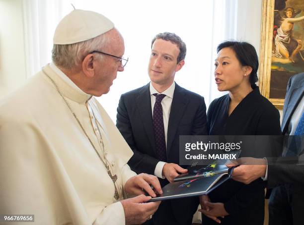 Le pape François a reçu le fondateur et CEO de Facebook Mark Zuckerberg et son épouse Priscilla Chan le 29 aout 2016 au Vatican. Ils ont discuté des...