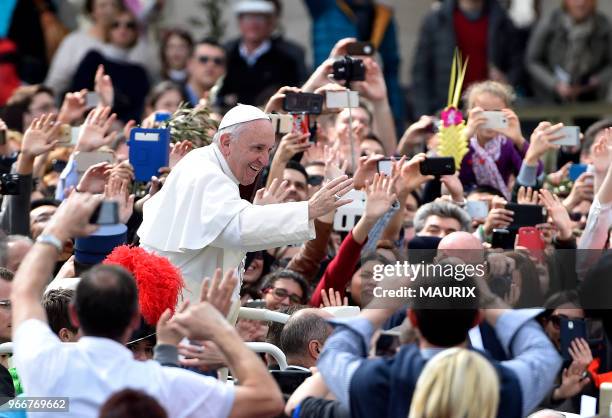 Le pape François célèbre la messe solennelle du dimanche des Rameaux sur la place Saint-Pierre au Vatican le 20 mars 2016. Cette messe marque le...