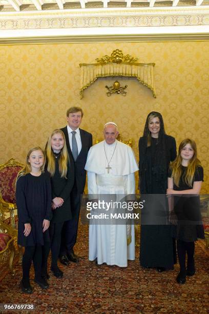 Le roi des Pays-Bas Willem-Alexander, la reine Maxima et leurs filles Ariane, Amalia and Alexia ont été reçus par le pape François lors d'une...