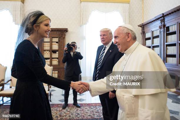 Ivanka Trump, fille du Président Américain salue le pape Pape François lors de la visite de Donald Trump au Vatican le 24 Mai 2017.