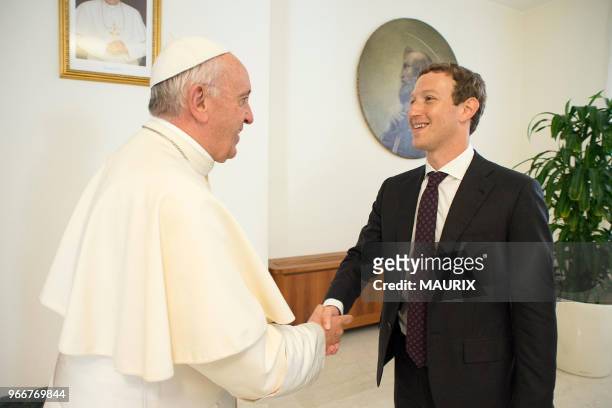 Le pape François a reçu le fondateur et CEO de Facebook Mark Zuckerberg le 29 aout 2016 au Vatican. Ils ont discuté des moyens d'utiliser la...