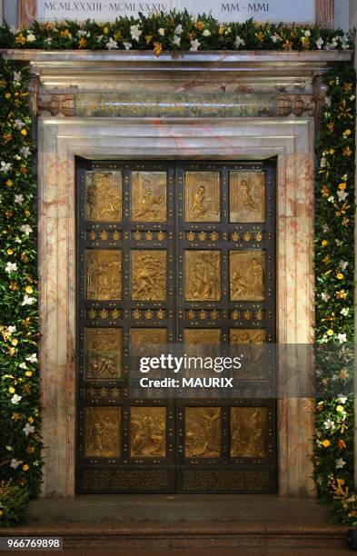 Le pape François ferme la Porte Sainte de la basilique Saint Pierre au Vatican le 20 Novembre 2016 avant de célébrer la messe conclusive du jubilé...