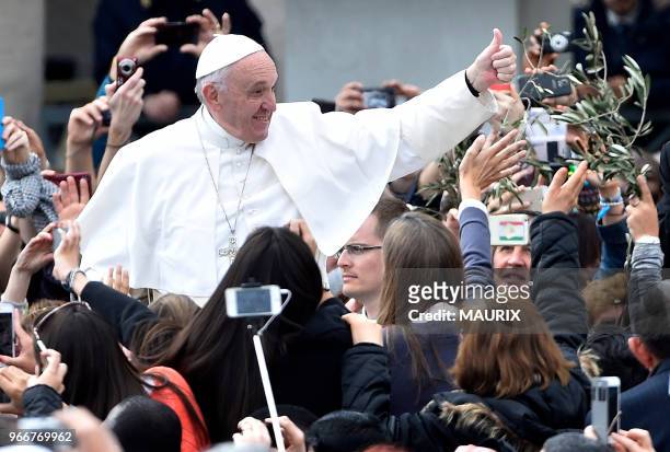 Le pape François célèbre la messe solennelle du dimanche des Rameaux sur la place Saint-Pierre au Vatican le 20 mars 2016. Cette messe marque le...