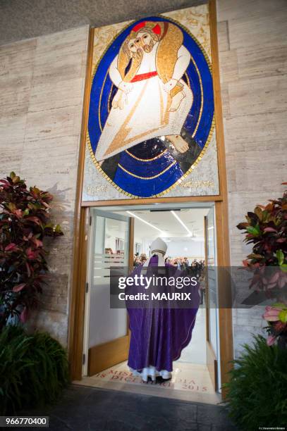 Le Pape François a ouvert une ?Porte Sainte de la charité? dans un centre d'accueil pour sans-abri, au centre de Rome, avant de célébrer la messe...