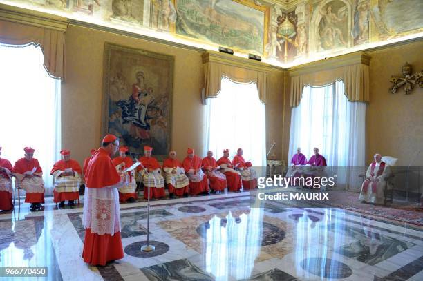Devant les cardinaux, lors de son premier consistoire, au Vatican le 30 septembre 2013, le pape Francois a annonce la canonisation des papes...