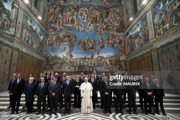 Le pape François pose avec les leaders des 27 Etats membres de l'Union Européenne le 24 mars 2017 dans la chapelle Sixtine au Vatican à l'occasion...