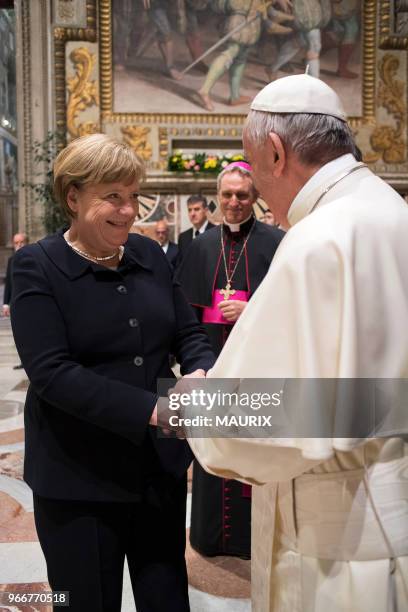 Le pape François salue la chancelière Allemande Angela Merkel lors d'une rencontre avec les leaders des 27 Etats membres de l'Union Européenne le 24...