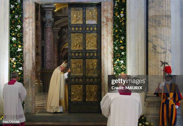 Le pape François ferme la Porte Sainte de la basilique Saint Pierre au Vatican le 20 Novembre 2016 avant de célébrer la messe conclusive du jubilé...