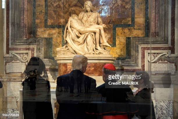 Après leur rencontre avec le pape François le Président des Etats-Unis Donald Trump et sa femme Melania ont visité la basilique Saint-Pierre et ont...