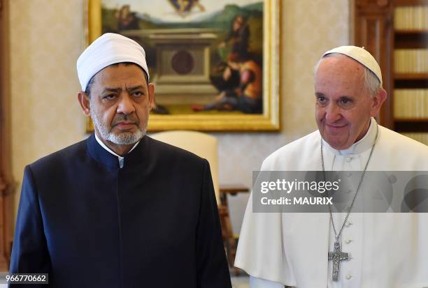 Le pape François a reçu le grand imam d?Al-Azhar, Ahmed Al-Tayeb au Vatican lors d?une rencontre historique le 23 Mai 2016. Cette rencontre entre...