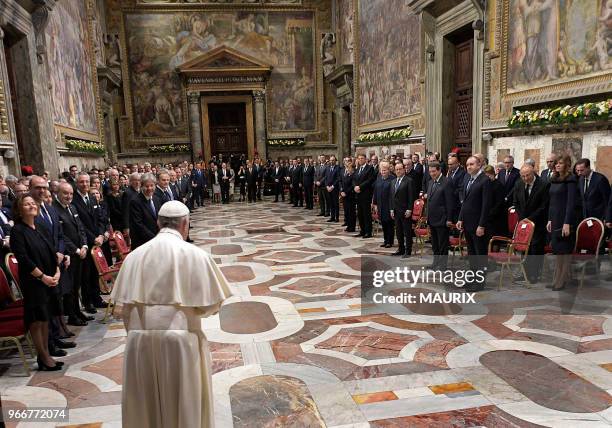 Le pape François pose avec les leaders des 27 Etats membres de l'Union Européenne le 24 mars 2017 dans la chapelle Sixtine au Vatican à l'occasion...