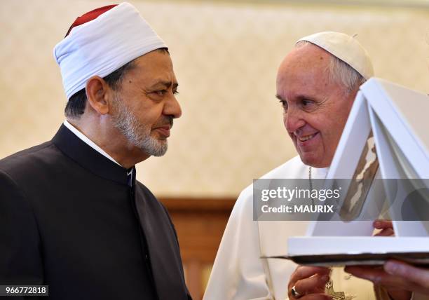 Le pape François a reçu le grand imam d?Al-Azhar, Ahmed Al-Tayeb au Vatican lors d?une rencontre historique le 23 Mai 2016. Cette rencontre entre...