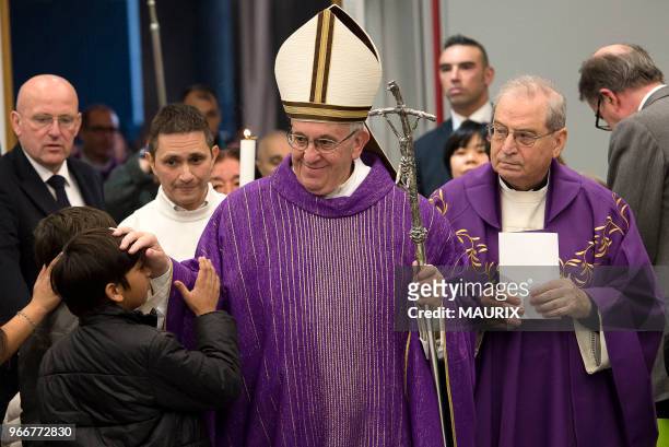 Le Pape François a ouvert une ?Porte Sainte de la charité? dans un centre d'accueil pour sans-abri, au centre de Rome, avant de célébrer la messe...