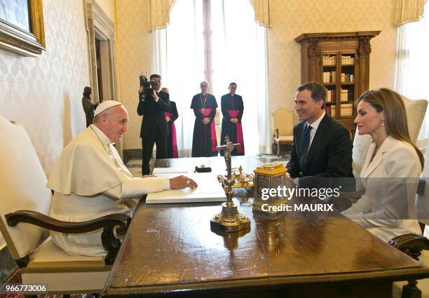 Le pape Francois a reçu le nouveau roi d?Espagne, Felipe VI et son épouse la reine Letizia le 30 juin 2014 à Rome au Vatican. Il s'agit du premier...