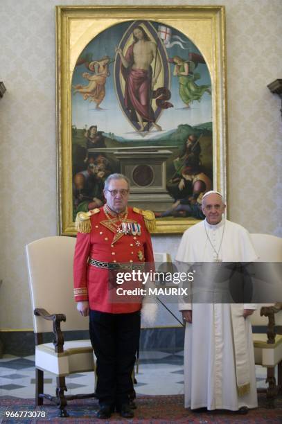 Le pape Francois a recu en audience le 22 juin 2013 au Vatican le Grand Maitre de l'Ordre de Malte, Fra' Matthew Festing accompagne de onze hauts...