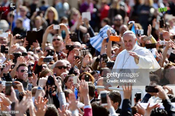 Le pape François salue la foule des pèlerins après la messe du dimanche de Pâques, place Saint-Pierre le 27 mars 2016, Rome, Vatican.