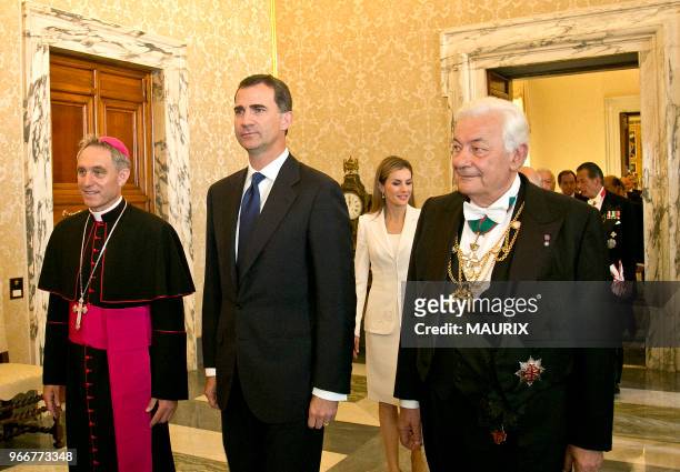 Le nouveau roi d?Espagne, Felipe VI et son épouse la reine Letizia lors de leur visite le 30 juin 2014 à Rome au Vatican. Il s'agit du premier voyage...