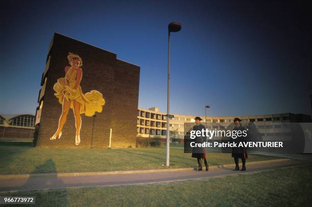 Elèves en uniforme sur le campus de l'Ecole Polytechnique le 18 novembre 1985 à Palaiseau en France.