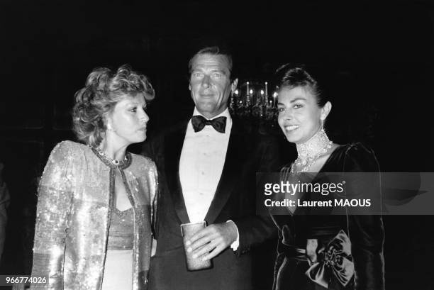 Roger Moore et sa femme et Nathalie Hocq étaient les invités d'honneur lors du lancement de la ligne de parfum Must de Cartier le 17 septembre 1981 à...