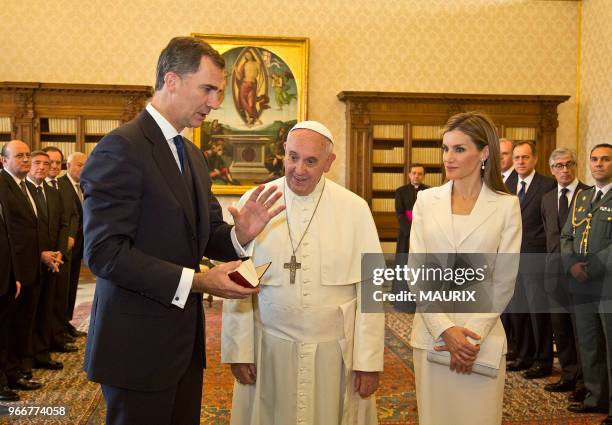 Le pape Francois a reçu le nouveau roi d?Espagne, Felipe VI et son épouse la reine Letizia le 30 juin 2014 à Rome au Vatican. Il s'agit du premier...