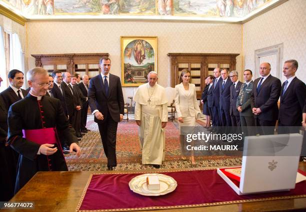 Le pape Francois a reçu le nouveau roi d?Espagne, Felipe VI et son épouse la reine Letizia le 30 juin 2014 à Rome au Vatican. Il s'agit du premier...