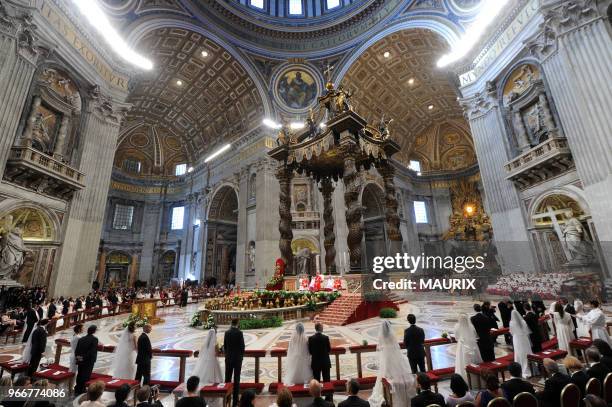 Le pape François a célébré le 14 septembre 2014 le mariage d'une vingtaine de couples au cours d'une cérémonie solennelle dans la basilique...