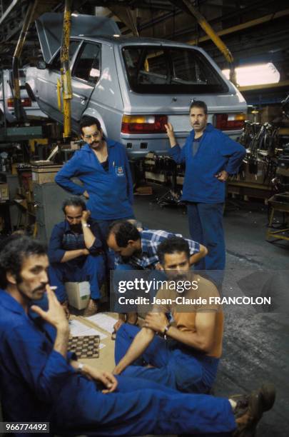 Ouvriers pendant un débrayage à l'usine Talbot le 18 juillet 1983 à Poissy en France.