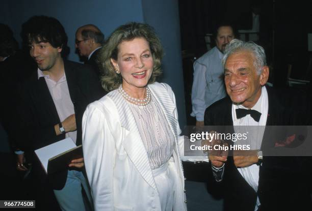 Lauren Bacall et Leonard Bernstein lors d'une soirée à Paris le 18 juin 1986, France.