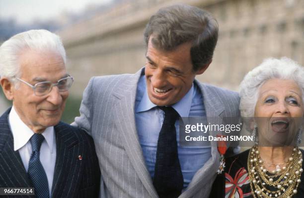 Jean-Paul Belmondo reçoit la médaille de la légion d'honneur en présence de ses Parents Paul et Madeleine le 23 septembre 1980, Paris, France.