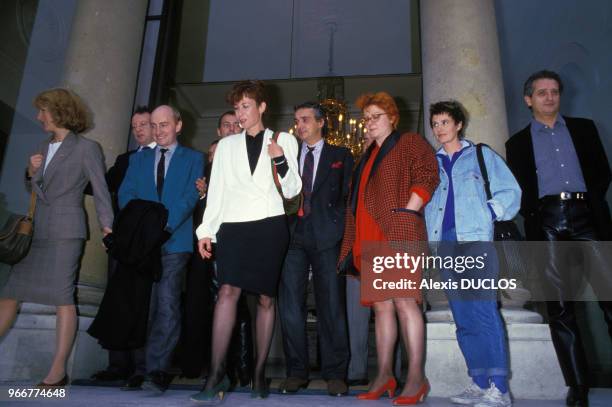 Mme Coluche entourée de Nathalie Baye, Michel Blanc, Michel Sardou, Josiane Balasko, Miou Miou au palais de l'Elysées le 14 octobre 1986 à Paris,...