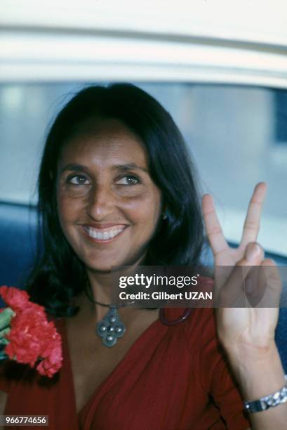 Arrivée de Joan Baez à L'aéroport d'Athenes le 30 juillet 1974.