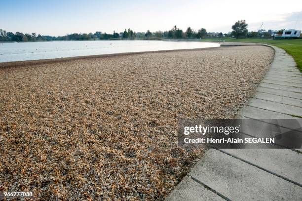 Aménagement paysager environnemental : plage de gravier sur une nouvelle base de loisirs en lieu et place d'une carrière d'exploitation de granulats...