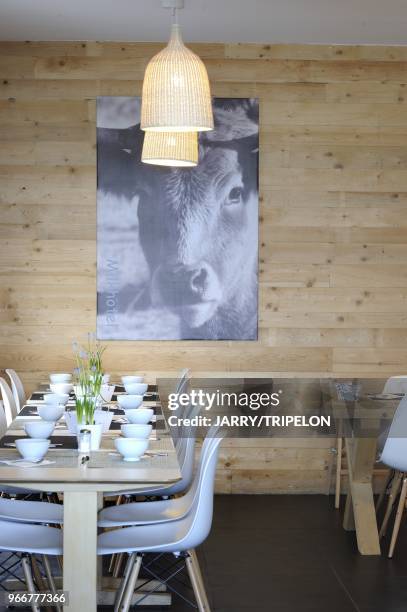 Salle du petit dejeuner avec des chaise design Eames. Milk Hotel, station de ski Les Carroz d Araches, domaine skiable Grand Domaine. Haute-Savoie,...