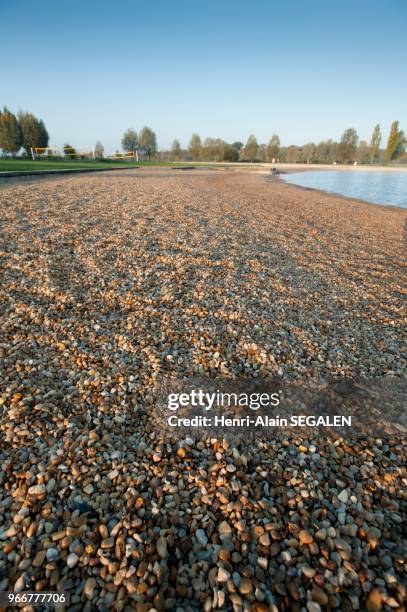 Aménagement paysager environnemental : plage de gravier sur une nouvelle base de loisirs en lieu et place d'une carrière d'exploitation de granulats...