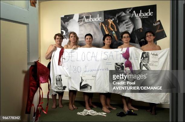 Des salaries de l'usine AUBADE de Saint-Savin, nus derriere une banderolle de manifestation. Les salaries sont menaces par la delocalisation de...
