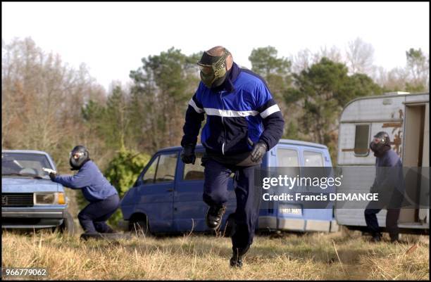 The Royal Police Force of Holland is given an assignment: to overpower two men responsible for a hostage taking incident. The hostage takes advantage...