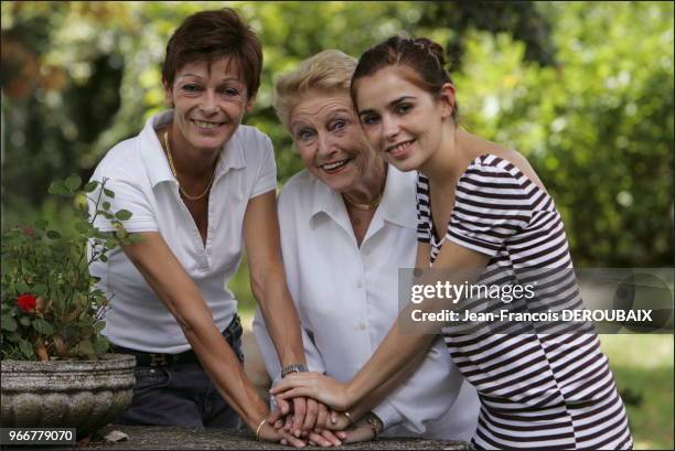 Francoise Bourdin chez elle en normandie avec sa mere Geori Bourdin entouree de Frederique a gauche et Francoise a droite.