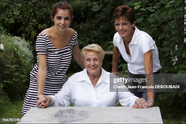 Francoise Bourdin chez elle en normandie avec sa mere Geori Bourdin entouree de Frederique a gauche et Francoise a droite.