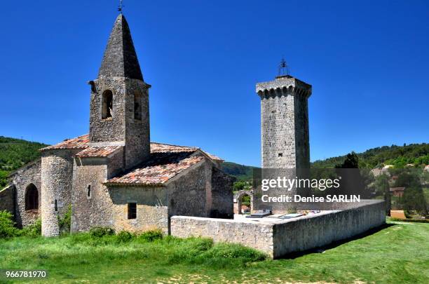 La tour de l'Horloge et l'église du village Provencal de Saint Martin de Bromes, Alpes de Hautes Provence, PACA, France.