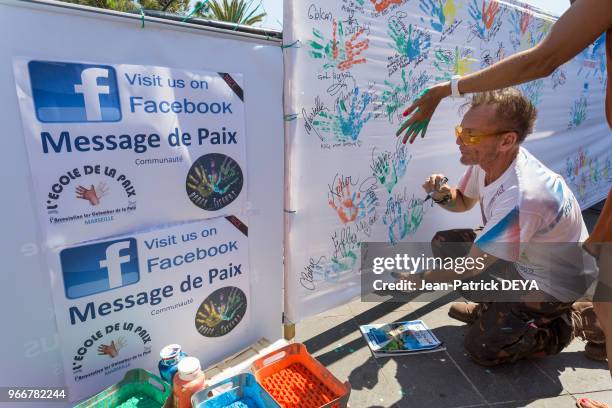 Artiste peintre aux doigts Frank Katz et message de paix, avec l?Association les Colombes de la Paix, l?Ecole de la Paix, en hommage aux 84 victimes...