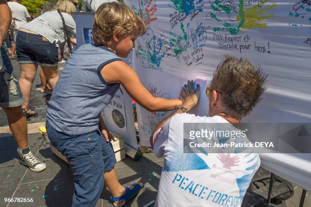 Artiste peintre aux doigts Frank Katz et message de paix, avec l?Association les Colombes de la Paix, l?Ecole de la Paix, en hommage aux 84 victimes...